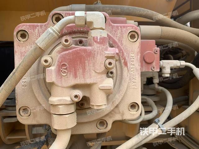 液压泵舱室正面整体（整机外观）