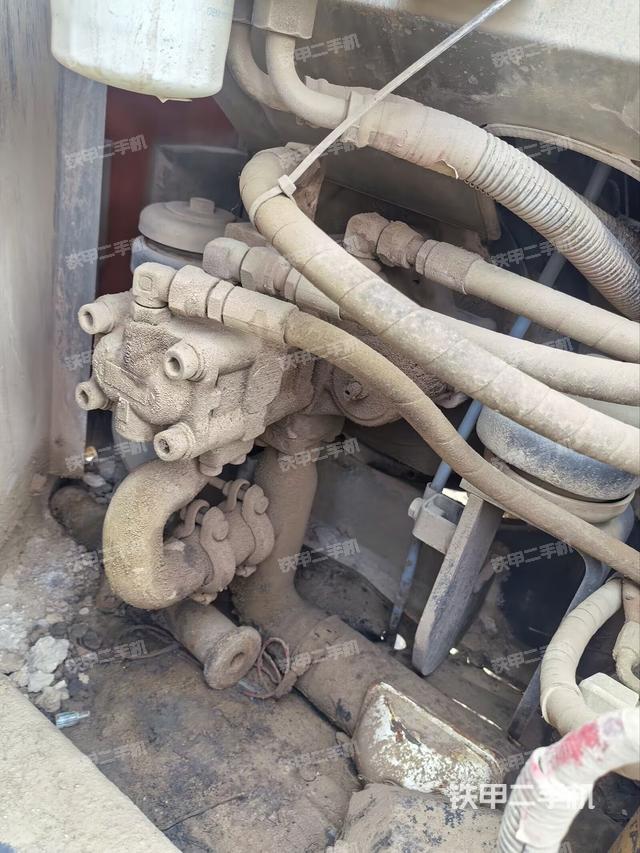 液压泵舱室正面整体(整机外观) 液压泵舱室正面整体(整机外观)