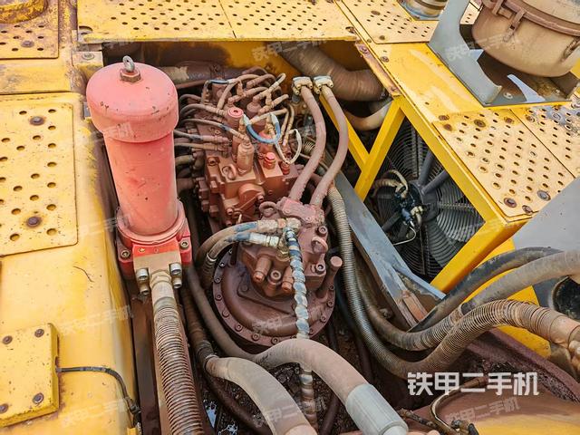 回转马达和主控阀（整机外观）