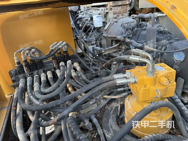 液压泵舱室正面整体（整机外观）