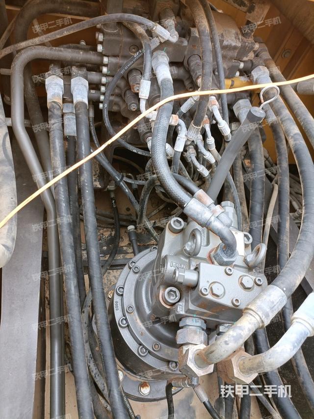 回转马达和主控阀（整机外观）