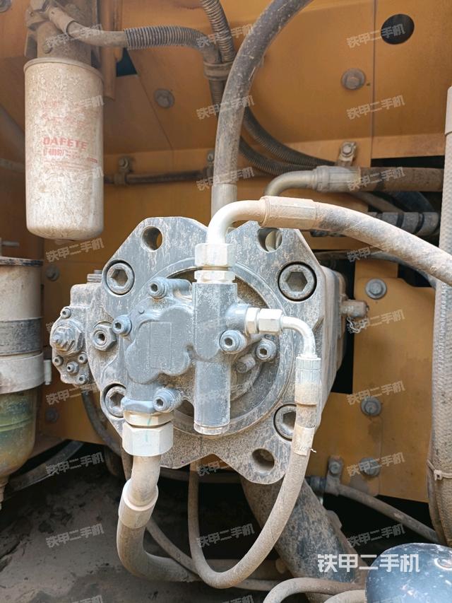 液压泵舱室正面整体（整机外观）