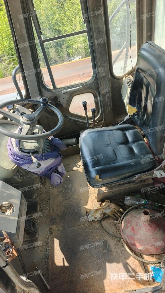 駕駛室內(nèi)部（駕駛室部分）