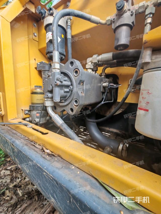 液压泵舱室正面整体（整机外观）