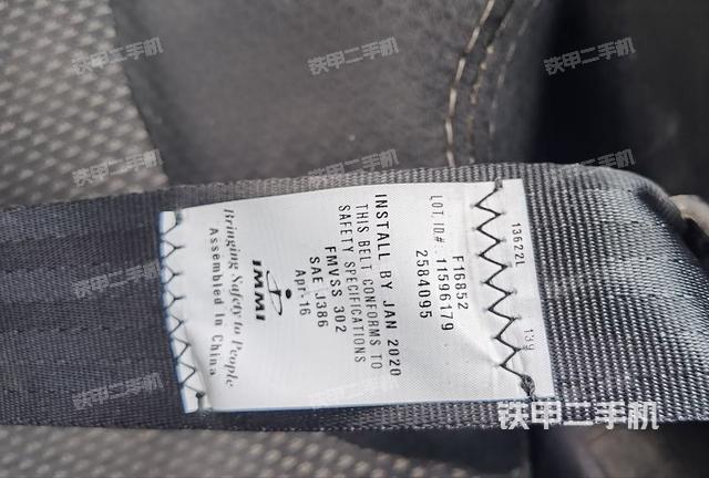 行走控制手柄和踏板 俯拍（驾驶室部分）