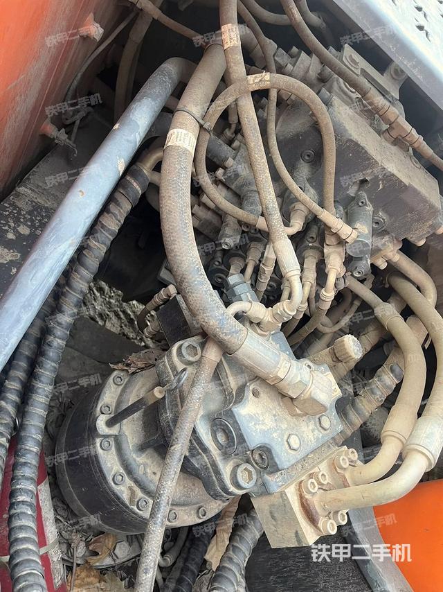 回轉(zhuǎn)馬達(dá)和主控閥（整機(jī)外觀）