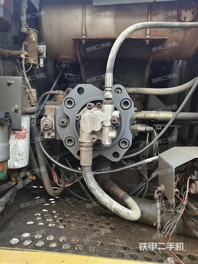 液壓泵艙室正面整體(整機(jī)外觀) 液壓泵艙室正面整體(整機(jī)外觀)