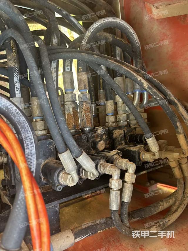 回轉(zhuǎn)馬達(dá)和主控閥(整機(jī)外觀) 回轉(zhuǎn)馬達(dá)和主控閥(整機(jī)外觀)