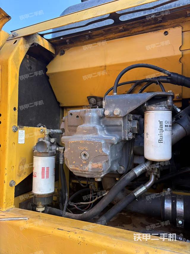 液壓泵艙室正面整體(整機外觀) 液壓泵艙室正面整體(整機外觀)