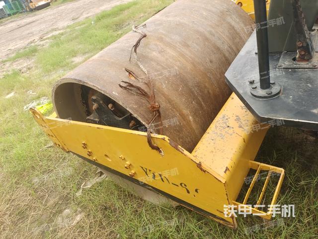 正后侧（压路机前后车架）
