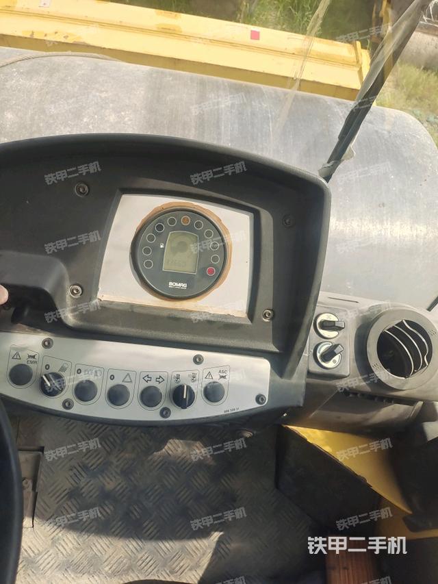 驾驶室顶蓬内（压路机驾驶室）