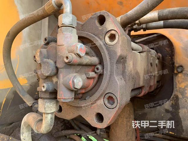 液压泵舱室正面整体（整机外观）