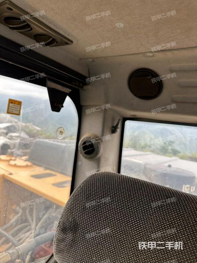 行走控制手柄和踏板?俯拍(駕駛室部分) 行走控制手柄和踏板?俯拍(駕駛室部分)