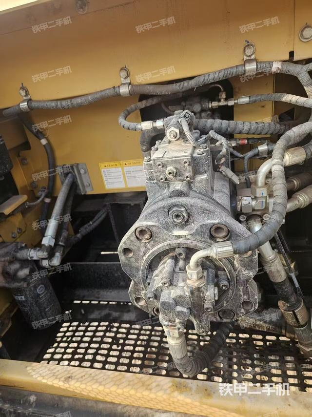 液壓泵艙室正面整體(整機外觀) 液壓泵艙室正面整體(整機外觀)