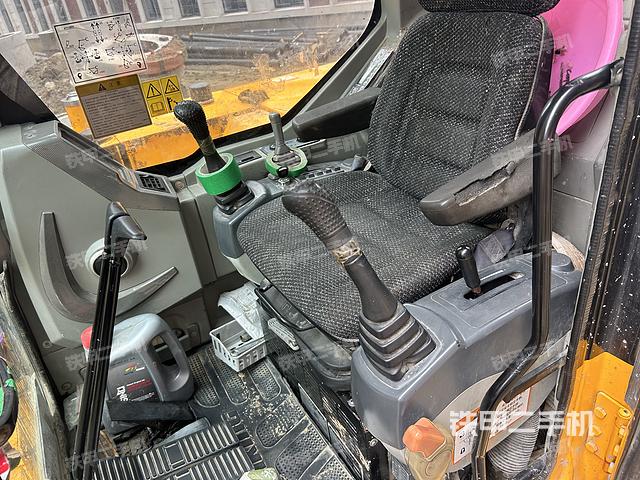駕駛室整體(整機外觀) 駕駛室整體(整機外觀)