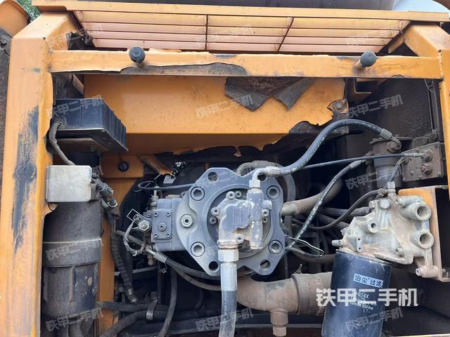 液壓泵艙室正面整體(整機外觀) 液壓泵艙室正面整體(整機外觀)