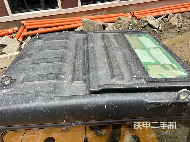 駕駛室頂部(整機外觀) 駕駛室頂部(整機外觀)