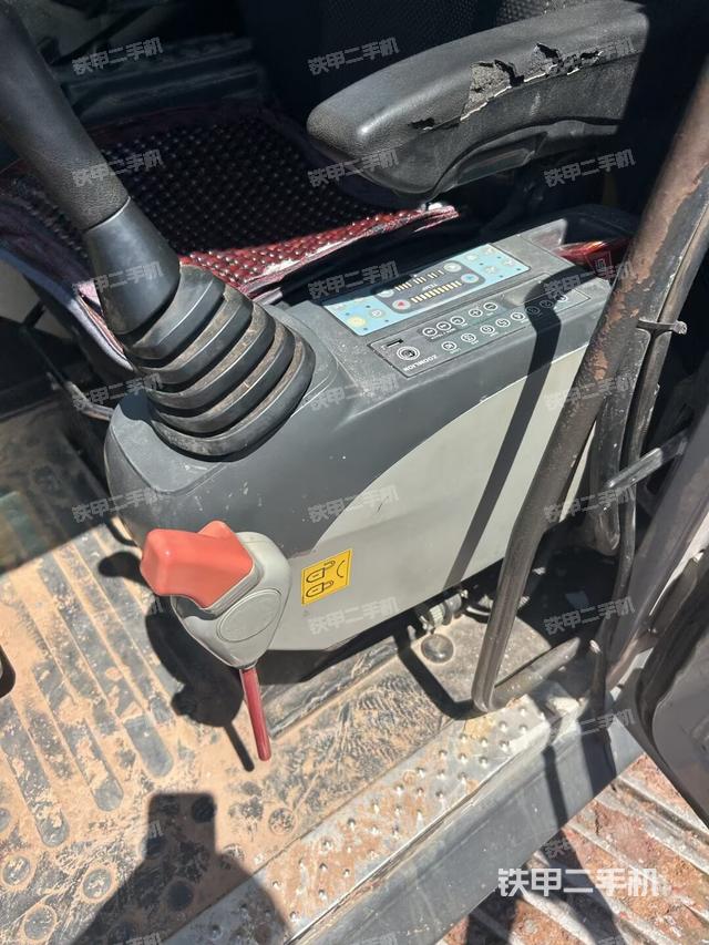 座椅左侧控制台/音响/含左手柄（驾驶室部分）