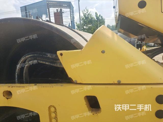 前轮右侧减震块连接及部件（压路机前后车架）