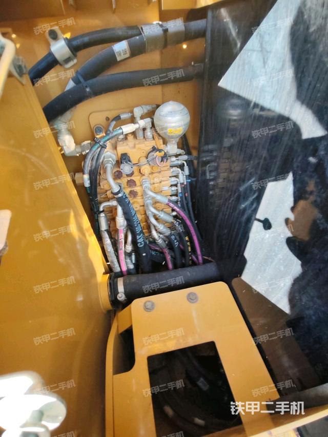 回轉(zhuǎn)馬達(dá)和主控閥（整機(jī)外觀）