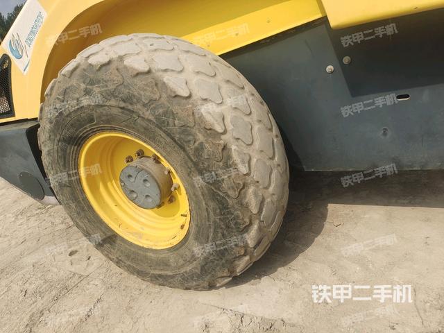 后轮右侧全景（压路机前后车架）