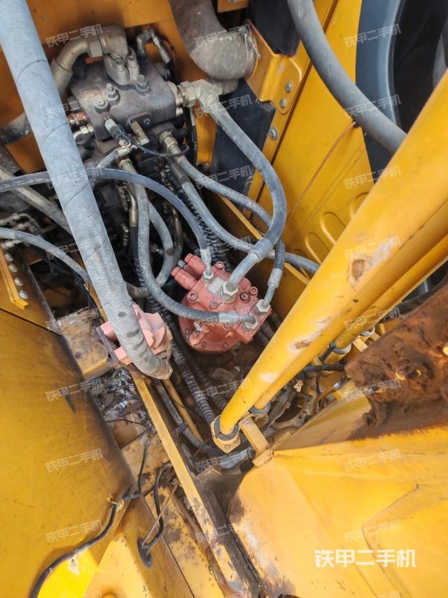 回轉(zhuǎn)馬達(dá)和主控閥（整機(jī)外觀）