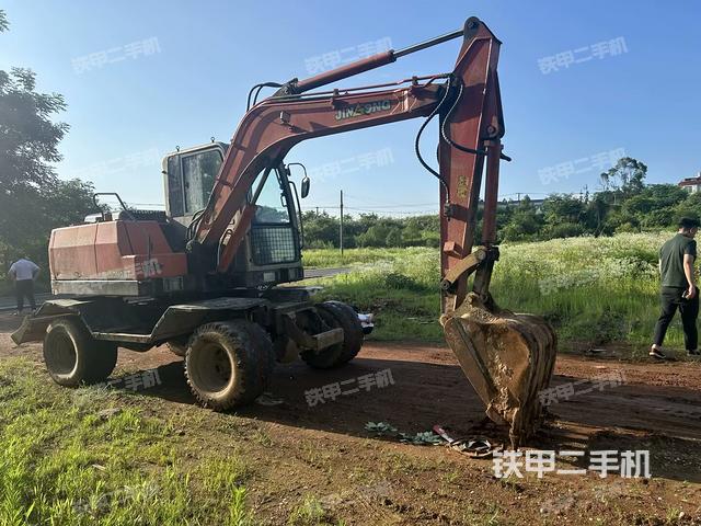 單側(cè)履帶整體(整機(jī)外觀) 單側(cè)履帶整體(整機(jī)外觀)