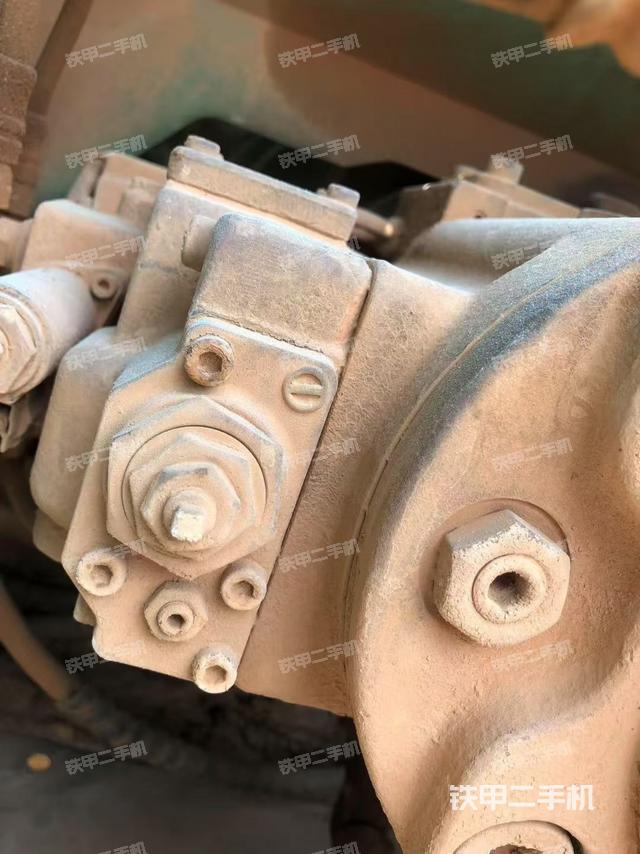 液壓泵艙室正面整體（整機外觀）