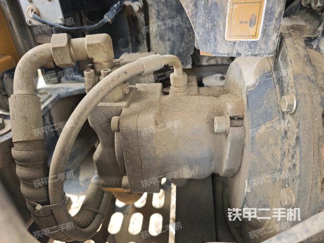 液压泵舱室正面整体（整机外观）