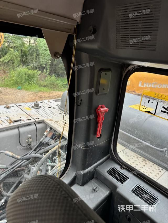 座椅右側(cè)控制臺/鑰匙門/油門/含右手柄（駕駛室部分）