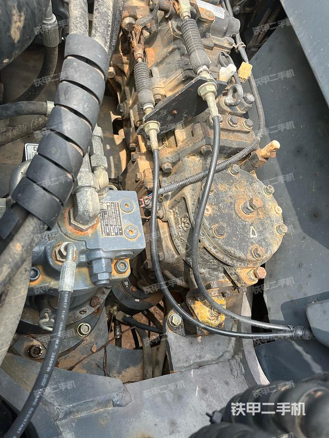 液壓泵艙室正面整體(整機外觀) 液壓泵艙室正面整體(整機外觀)