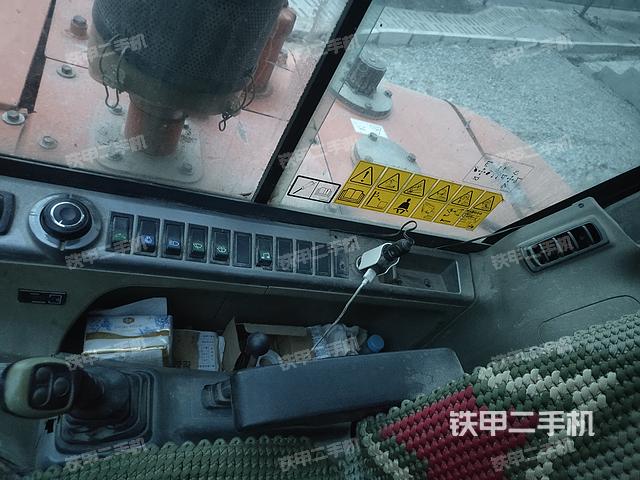 駕駛室頂部(整機外觀) 駕駛室頂部(整機外觀)