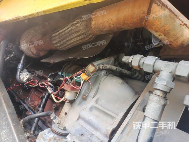 发动机上部全景（压路机发动机舱）