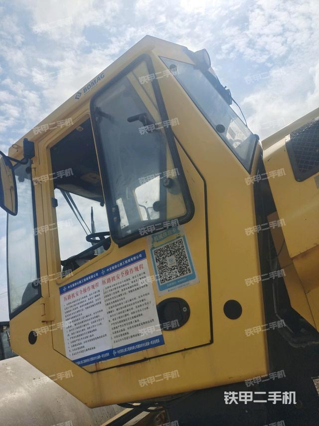 右侧正面照（压路机驾驶室）
