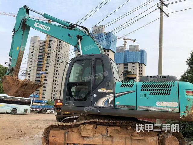 神钢SK200-8挖掘机