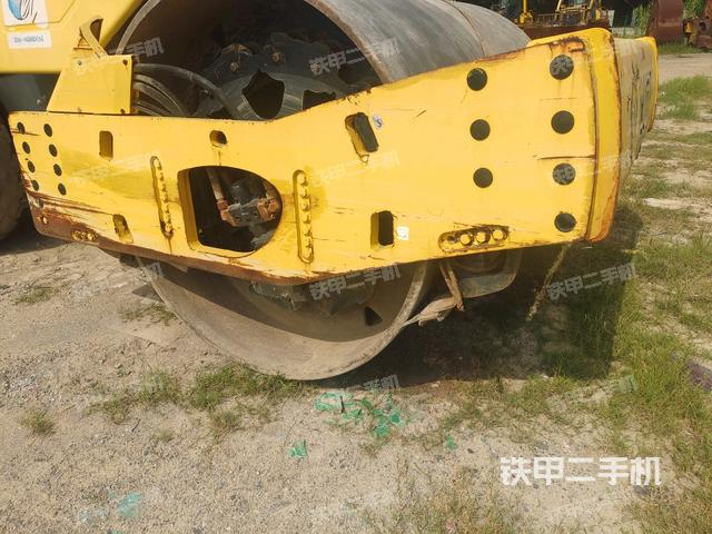 后轮左侧全景（压路机前后车架）