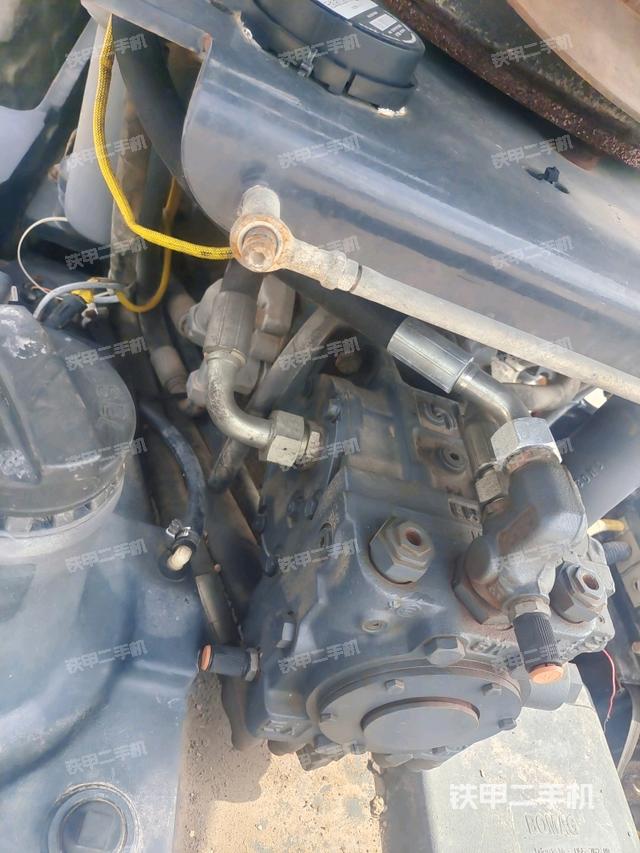 发动机右侧全景（压路机发动机舱）