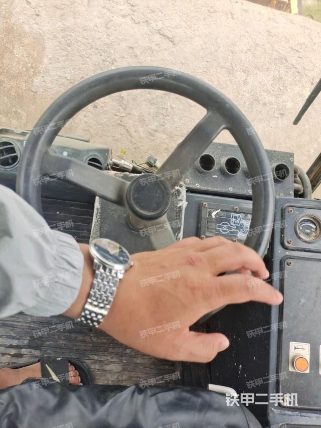 仪表盘全景（压路机驾驶室）