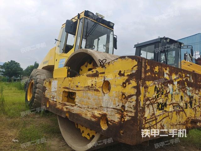 右前45°（压路机整机外观）