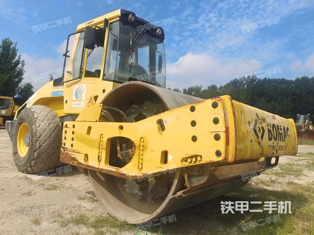 右前45°（压路机整机外观）