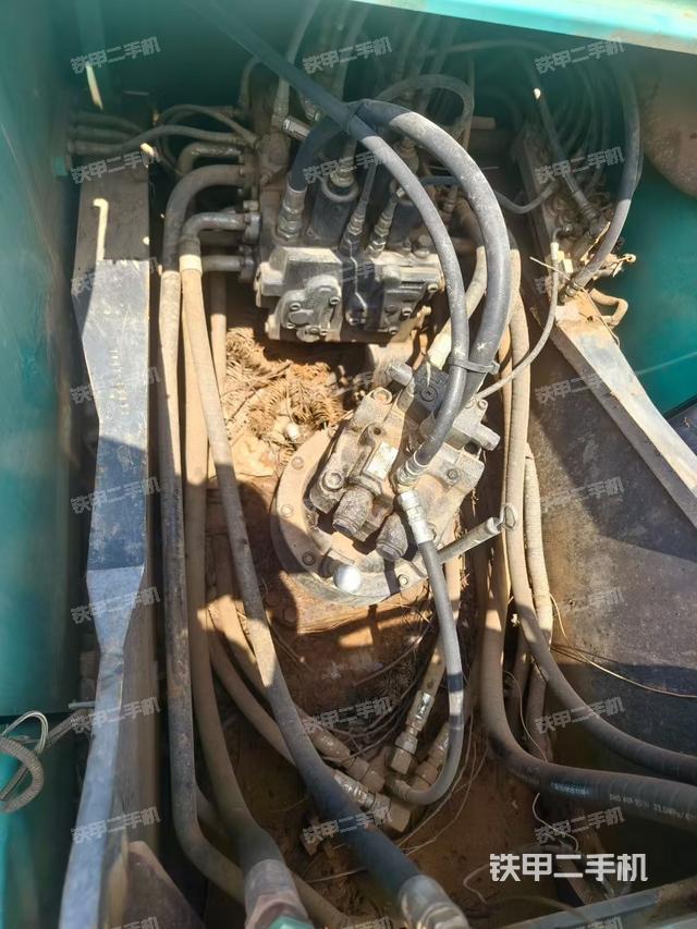 回轉馬達和主控閥（整機外觀）