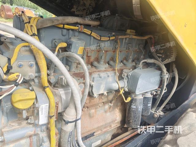 分动箱或变速箱（压路机发动机舱）