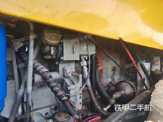 发动机舱全景（压路机发动机舱）