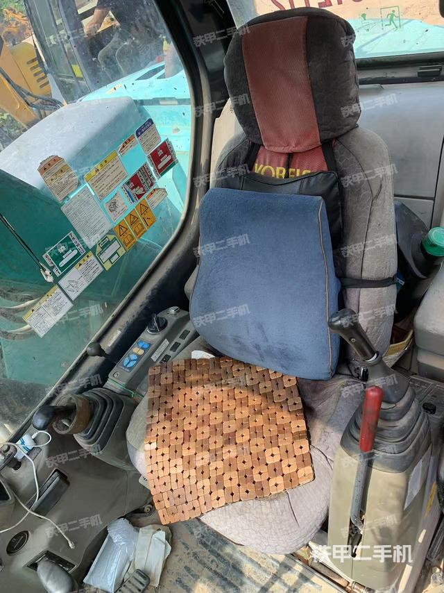 驾驶室整体(整机外观) 驾驶室整体(整机外观)