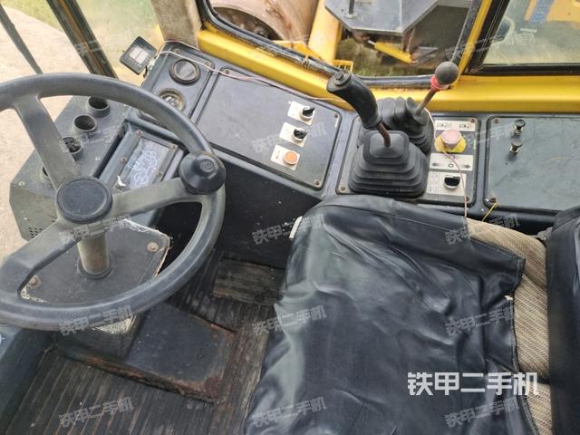 驾驶室内座椅、仪表操作手柄全景（压路机驾驶室）