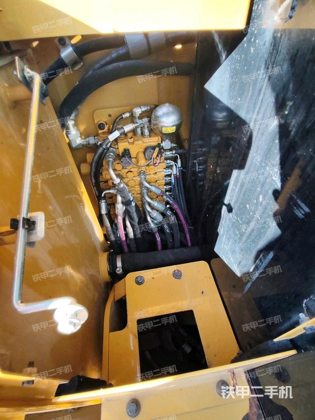 回轉(zhuǎn)馬達(dá)和主控閥（整機(jī)外觀）