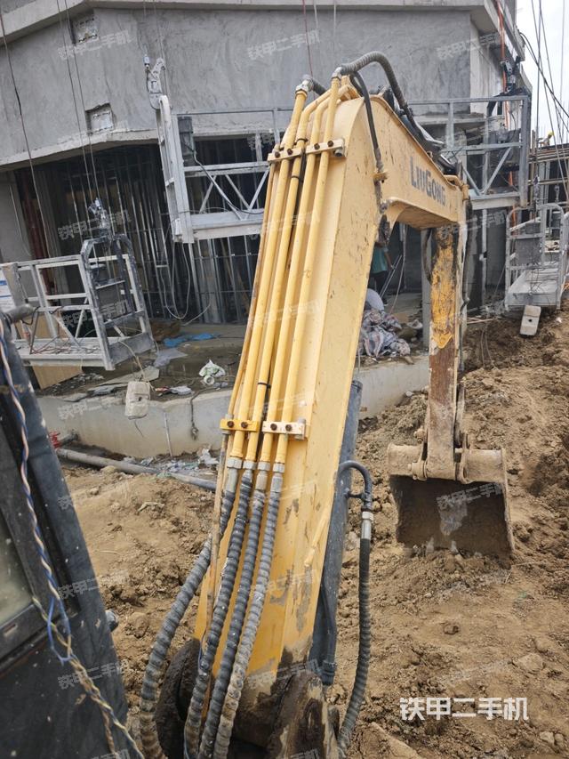 回转马达和主控阀（整机外观）