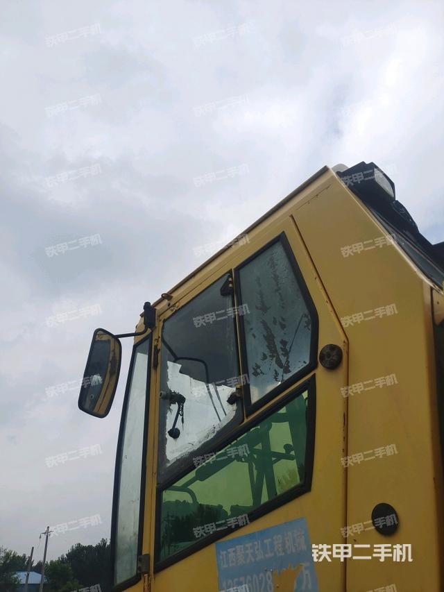 左侧正面照（压路机驾驶室）