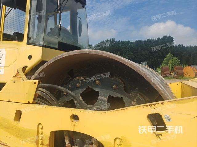 前车架正左侧（压路机前后车架）