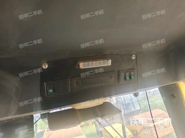 操作台全景（压路机驾驶室）